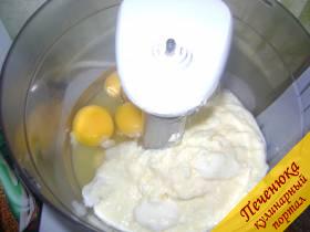 1) В посуду для взбивания поместить необходимое количество яиц, сахарного песка, ванильного сахара, размягченное сливочное масло. 