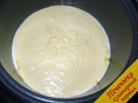 6) Чашу мультиварки смазать сливочным маслом, выложить тесто, закрыть крышку, установить программу 