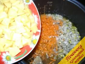 2) Лук, морковь и картофель очистить, помыть. Лук порезать кубиками, морковь натереть на крупной терке, картофель нарезать небольшими кусочками. Закрыть крышку, установить программу «Суп», время приготовления 1 час, нажать кнопку старт. 