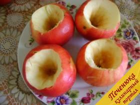 1) Яблоки тщательно помыть, вытащить из них сердцевину, освободить от косточек. 