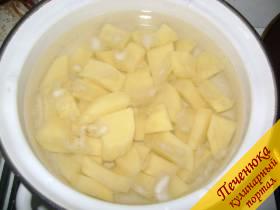 3) Когда начинка будет готова, необходимо приготовить картофельное тесто, основу наших котлет. Очистить необходимое количество картофеля, порезать небольшими кусочками, посолить и поставить варить. 