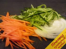 2) Порезать лук полукольцами, натереть на корейской терке морковь и огурцы.