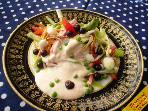 6) Выложить на тарелку наш салат из енокитаке, сверху полить соусом и подать. Удивите своих любимых и порадуйтесь сами, легко и просто!