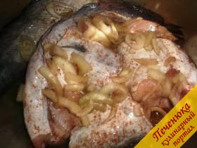 1) Аккуратно очистить рыбу от чешуи, не повредив кожу, чтобы рыба при приготовлении осталась сочной. Промыть, обтереть ее насухо, разрезать на порционные куски. Из головы можно приготовить уху. Рыбу посолить, поперчить, добавить нарезанный полукольцами репчатый лук, орегано, базилик, вино, оливковое масло, лимонный сок, все хорошо перемешать и оставить на 3-4 часа.