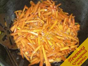 4) Добавить морковь и жарить до золотистого - коричневого цвета, посолить, 