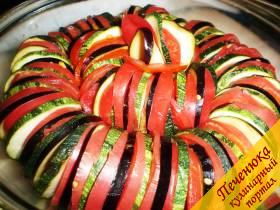 9) Чередуя цуккини, помидоры, баклажаны, слегка подсаливая выложить в форму. Если круглая форма кругом, квадратная елочкой, либо просто слоями…