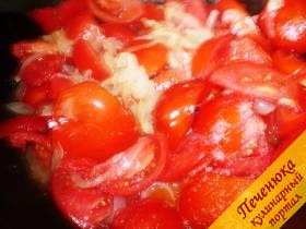 3) Теперь отправляем в кастрюлю помидоры, посолить по вкусу, тушить минут 20, периодически помешивая.