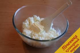 6) Выкладываем готовый рис в глубокую свободную емкость. Даем немного остыть содержимому. Отправим туда сливочное масло и все тщательно перемешаем.