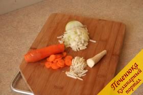 2) Затем очищаем следующие овощи: корень петрушки, морковь и репчатый лук. Нарезаем лук кубиками, морковь – кружочками, а корень петрушки натираем на мелкой терке. На сковороду добавим немного растительного масла и обжарим в нем репчатый лук с корнем петрушки и морковью. 