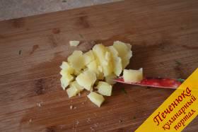 4) Очистим от шкурки картофель и нарежем его мелкими кубиками, как видно на фотографии.