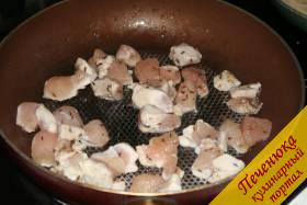 11) Теперь на сковороду добавим растительное масло и обжарим на ней куриное филе до золотистого цвета со всех сторон.