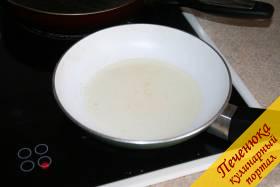 4) На сковороду небольшого диаметра добавим растительное масло для жарки лепешек. Разогреем его.