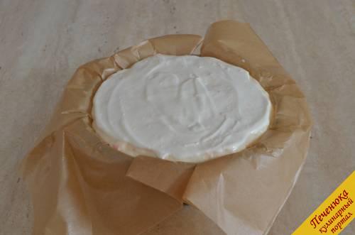 8) Форму для выпечки застилаем пекарской бумагой. Выливаем в в неё запеканку и разравниваем. Верх запеканки слегка смазываем сметаной. Отправляем всё в духовку (разогретую до 180°С) на 50-55 минут.
