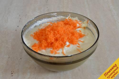7) Морковь моем и чистим. Трем на самой мелкой терке, которая у Вас есть. Отправляем натертую морковь в запеканку и перемешиваем.