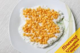 3) Затем выложите на рис слой консервированной кукурузы, предварительно отжатой от маринада.