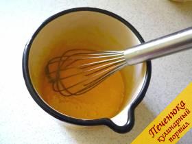 5) Яичные желтки взбить с половиной стакана сахара.