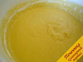 6) Добавить и желтки и остывшее растопленное масло в опару.