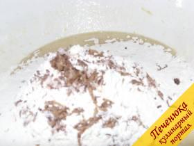 Муку просеять через сито, натереть на мелкой терке шоколад, добавить к сметанно-яичной массе и замесить жидкое тесто.