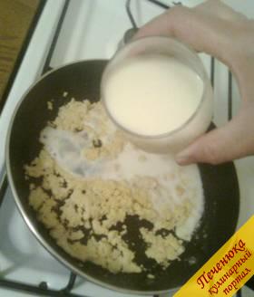 4) Тонкой струйкой добавляем в соус молоко и не забываем помешивать так, чтобы не было комочков. Добавляем немного соли и доводим до кипения. В результате, соус должен получится по консистенции как жидкая сметана.