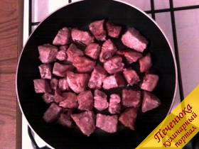 2) Далее на глубокой сковороде обжариваем мясо на растительном масле на сильном огне в течение 5 минут. Мясо не должно обгореть, а должно покрыться румяной корочкой.