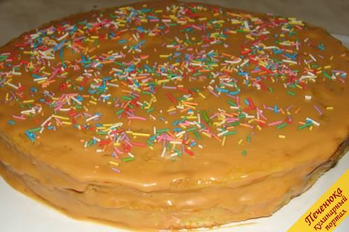 10) Наложить второй корж, смазать кремом поверх коржа и все стороны торта. Украсить верх торта.