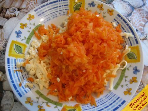 3) Морковке даём остыть, чистим, и тоже натираем её на крупной тёрке.