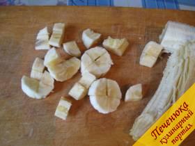 4) В это время берём любые фрукты, в фруктовый сезон проблем с выбором нет, а зимой это те фрукты, которые есть в холодильнике: бананы или/и яблоки. Бананы, на мой взгляд сильно измельчать не стоит, делаем два продольных разреза, а потом режем на кружки.