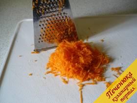 3) Морковку помыть, почистить, на тёрке натереть и добавить в кипящий бульон (так же можно обжарить).