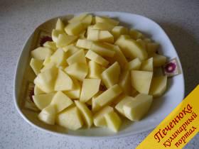 5) Картофель промыть, почистить, нарезать кубиками, добавить в бульон.