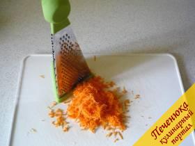 3) Морковку промыть и почистить, натереть на тёрке и всыпать в бульон.