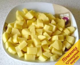 6) Последним овощем, который следует добавить в рассольник, является картошка. Картофель промыть, почистить, нарезать кубиками, опустить в кипящий рассольник.