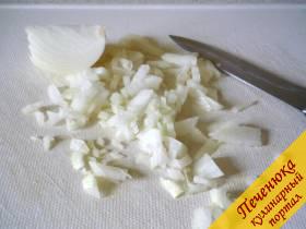 4) Репчатую луковицу почистить и как можно мельче нарезать, затем так же как и морковку добавить в кипящий бульон.