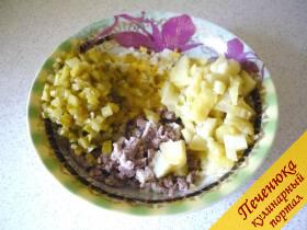 6) Огурчики консервированные нарезать мелко и добавить к салату.