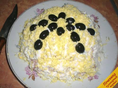 14) Сверху выложить порезанные напополам маслины и поставить салат в холодильник на 2 часа