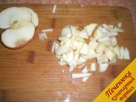 5) Яблоко очистить от кожуры, порезать продолговатыми небольшими полосочками