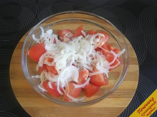 9) Все ингредиенты салата выложить в глубокую посуду и слегка перемешать.