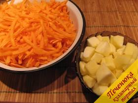 2) Чищеную морковь натереть на крупной терке, а яблоки очистить от кожуры и порезать на не очень мелкие кусочки.