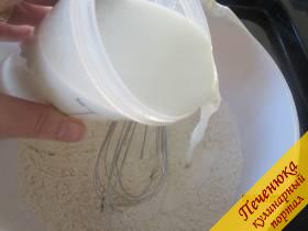 2) Половину молочной воды вливаем в муку, хорошо перемешиваем.