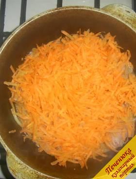 4) Крупную морковь натереть на терке или просто порезать соломкой. Добавить в казанок. Также потушить со всеми ингредиентами пять минут, затем перемешать. 