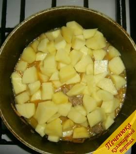7) Картофель очистить, нарезать кубиками, добавить в суп.