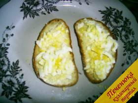 5) Поверх майонеза я обильно посыпала яйцом каждый бутерброд. 