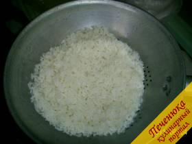 1) Для начала необходимо промыть стакан риса и отварить его до полной готовности в грибном бульоне. Помните, чтобы рис получился рассыпчатым, во время варки его нельзя мешать ложкой. Отваренный рис откинуть на дуршлаг и дать стечь бульону.