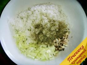 4) В глубокую миску высыпать отварной рис, нарезанный лук и шампиньоны. Добавить на свое усмотрение соль и черный молотый перец.