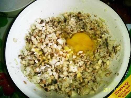 7) После этого вливаем в миску яйца и также тщательно все следует перемешать, добавив три столовые ложки пшеничной муки.