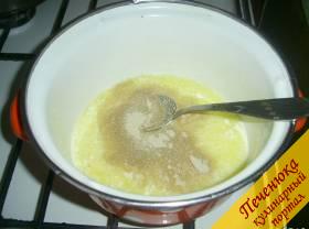 2) В теплую смесь добавляем сухие дрожжи, перешиваем, а затем муку. Замесить нужно мягкое и эластичное тесто.