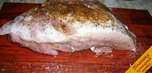 3) Замаринованное мясо натираем солью, делаем в нем ножом прорези и шпигуем кусочками чеснока. Затем посыпаем черным молотым перцем и специями для мяса.