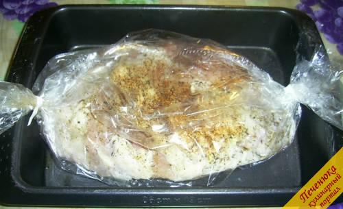 4) Кладем подготовленное мясо в рукав для запекания.