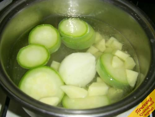 4) Я, кстати, после того, как кабачок с картофелем закипели, добавляю половину луковицы для вкуса и запаха. За пять минут до готовности лук аккуратненько достать из кастрюли.