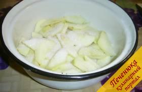 2) Добавляем к нарезанным яблокам 2 ст. ложки (с горкой) сахарного песка, корицы и хорошенько перемешиваем. 
