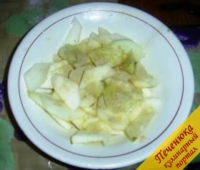 2) Яблоки очищаем, нарезаем тонкими ломтиками. Сбрызнуть их лимонным соком. Посыпаем яблоки молотым миндалем.  